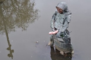 Polizisten-Statue mit angeflanschtem Penis Polizisten-Statue mit angeflanschtem Penis