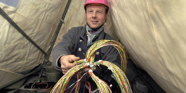 Techniker der Telekom mit Kabeln