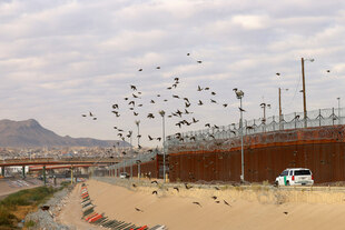 Ein Fahrzeug der US-Grenzpolizei führt Überwachungsmaßnahmen in der Nähe der Grenzmauer zwischen den Vereinigten Staaten und Mexiko durch