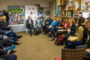 Steffen Freiberg (SPD, Mitte l-r), Bildungsminister des Landes Brandenburg, René Wilke (SPD), Innenminister des Landes Brandenburg, und Tobias Schick, Oberbürgermeister der Stadt Cottbus und sitzen bei Gesprächen im Stadtteilladen Cottbus-Sachsendorf. Elt Steffen Freiberg (SPD, Mitte l-r), Bildungsminister des Landes Brandenburg, René Wilke (SPD), Innenminister des Landes Brandenburg, und Tobias Schick, Oberbürgermeister der Stadt Cottbus und sitzen bei Gesprächen im Stadtteilladen Cottbus-Sachsendorf. Elt