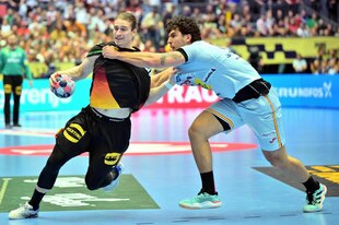 Juri Knorr im Zweikampf gegen Javier Rodriguez Moreno