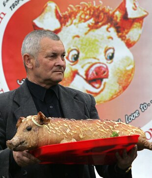 Mann mit Schweinebraten