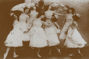 Historische Aufnahme der Schwanensee-Tänzerinnen des Marinskij-Theaters um 1900 Historische Aufnahme der Schwanensee-Tänzerinnen des Marinskij-Theaters um 1900