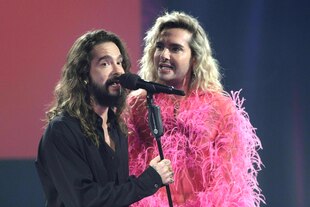 Tom und Bill Kaulitz singen in ein Mikrofon.
