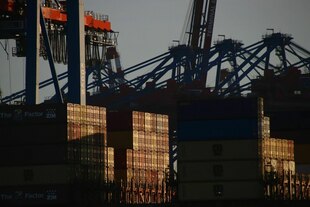 Container an Deck eines Frachters, der im Hamburger Hafen festgemacht hat