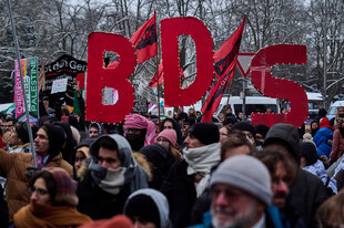 Drei rote BDS-Buchstaben auf einer Demo in Berlin Drei rote BDS-Buchstaben auf einer Demo in Berlin
