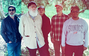 Tortoise unter einem Baum: John McEntire, Doug McCombs, Johnny "Machine" Herndon, Dan Bitney und Jeff Parker (v.l.n.r.)