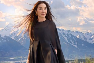 Michelle Yeoh steht vor einem Gebirgspanorama