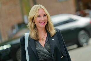 Eine Frau lächelt Eine Frau lächelt