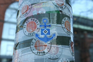 St. Pauli-Sticker sind von einem HSV-Sticker überklebt St. Pauli-Sticker sind von einem HSV-Sticker überklebt