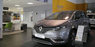 ein Renault Espace in einem Autohaus