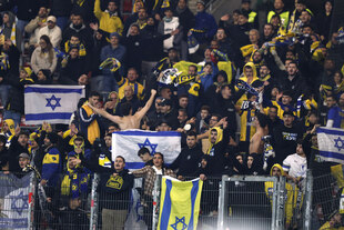 Der Maccabi-Fanblock mit Fans und Flaggen