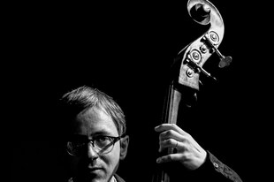 Thomas Morgan spielt seinen Kontrabass.