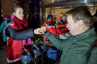 Mitglieder des Deutschen Roten Kreuzes verteilen am Gerhart-Hauptmann-Platz Lebensmittel an hilfsbedürftige Menschen