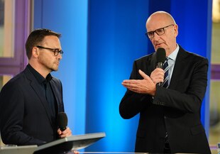 Das Bild zeigt die Brandenburger Spitzenpolitiker Jan Redmann (CDU, l.) und Dietmar Woidke (SPD) Das Bild zeigt die Brandenburger Spitzenpolitiker Jan Redmann (CDU, l.) und Dietmar Woidke (SPD)