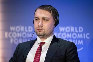 Kyrylo Budanow trägt Kopfhörer und schaut finster Kyrylo Budanow trägt Kopfhörer und schaut finster