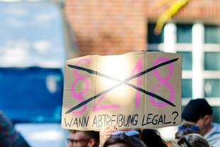 Plakat mit einem durchgestrichenen Paragraf 218 Plakat mit einem durchgestrichenen Paragraf 218