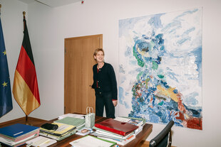 Karin Prien in ihrem Büro Karin Prien in ihrem Büro