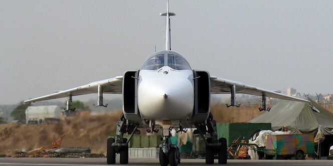 Die brenndenden Trümmer des russischen Kampfjets nahe der türkisch-syrischen Grenze.