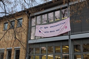 Plakat mit der Aufschrift: "We Figth Antisemitsm - AStA does not" am Gebäude des AStA der TU Berlin im November Plakat mit der Aufschrift: "We Figth Antisemitsm - AStA does not" am Gebäude des AStA der TU Berlin im November