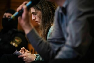 Maja T. schreibt etwas auf Maja T. schreibt etwas auf