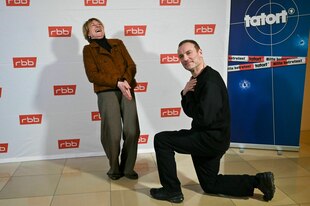 Die Schauspieler Corinna Harfouch und Mark Waschke kommen zur Preview des RBB-Krimis „Tatort: Gefahrengebiet“ im Berliner Delphi Filmpalast und posen. Er kniet vor ihr, sie lacht Die Schauspieler Corinna Harfouch und Mark Waschke kommen zur Preview des RBB-Krimis „Tatort: Gefahrengebiet“ im Berliner Delphi Filmpalast und posen. Er kniet vor ihr, sie lacht