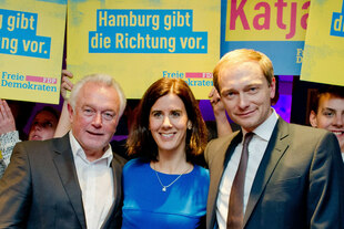 Katja Suding umrahmt von Wolfgang Kubicki und Christian Lindner, FDP-Plakate im Hintergrund