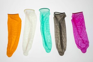 Bunte Kondome in ausgerolltem Zustand Bunte Kondome in ausgerolltem Zustand