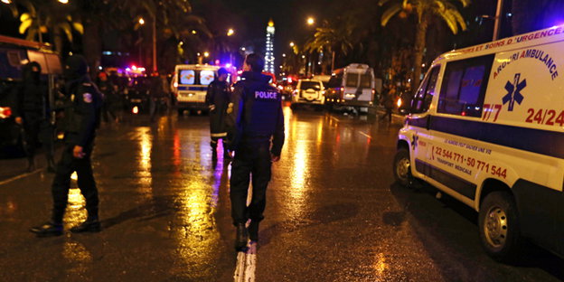 Polizisten und Rettungsfahrzeuge am Anschlagsort in Tunis