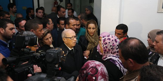 Der tunesische Präsident mit Angehörigen der Opfer und Journalist_innen