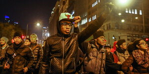 Junge Leute protestieren auf der nächtlichen Straße