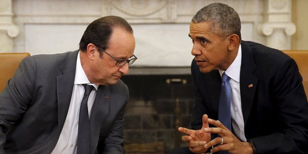Obama und Hollande unterhalten sich vornübergebeugt vor einem Kamin