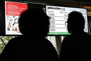 Die Schatten von Personen in einem Jobcenter