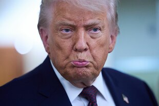 Ein Mann macht ein schmollendes Gesicht