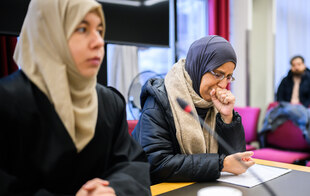 Die weinende Mutter der Getöteten sitzt neben ihrer Anwältin im Gerichtssaal am Landgericht Hannover. Beide tragen Hijab. Die weinende Mutter der Getöteten sitzt neben ihrer Anwältin im Gerichtssaal am Landgericht Hannover. Beide tragen Hijab.