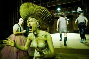 Eine als Pilz verkleidete Frau schreit Eine als Pilz verkleidete Frau schreit