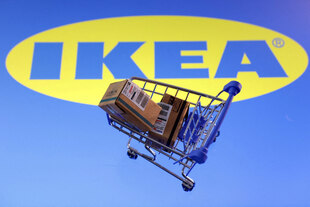 Einkaufswagen mit Ikea-Paketen über Ikea-Logo. Einkaufswagen mit Ikea-Paketen über Ikea-Logo.