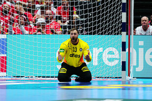 Der deutsche Handball-Torwart Andreas Wolff kniet vor seinem Tor und schaut wütend.
