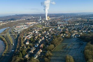Luftaufnahme von Völklingen im Saarland mit einem Kraftwerk in der Bildmitte Luftaufnahme von Völklingen im Saarland mit einem Kraftwerk in der Bildmitte