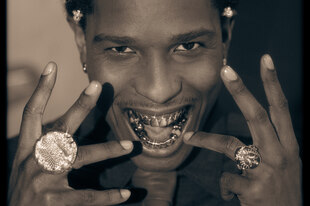 A$AP Rocky zeigt Ringe, Goldzähne und anderen Blingbling A$AP Rocky zeigt Ringe, Goldzähne und anderen Blingbling
