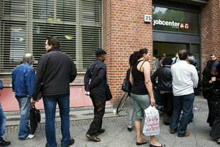 Menschen warten vorm Jobcenter Berlin-Mitte