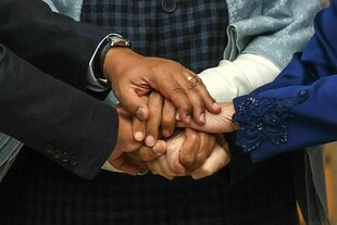 Viele Hände greifen ineinander Viele Hände greifen ineinander