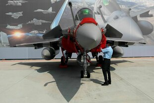 Ein Militärflugzeug Ein Militärflugzeug