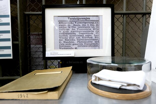 Ein gerahmtes Bild einer Zeitungsanzeige, die eine Versteigerung ankündigt.