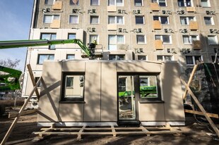 Bauarbeiten an einem Plattenbau