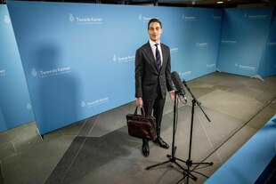 Rob Jetten steht ganz allein vor Mikrofonen