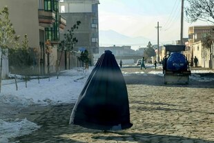 Eine Frau in Burka auf der Straße in Kabul