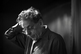 Schwarz-Weiß-Portrait von Philöip Glass Schwarz-Weiß-Portrait von Philöip Glass