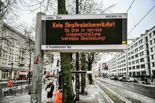 Eine LED-Anzeige an einer Berliner Straßenbahnhaltestelle weist darauf hin, dass keine Straßenbahnen fahren