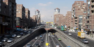 Autos fahren auf einer Stadtautobahn in der iranischen Hauptstadt Teheran
